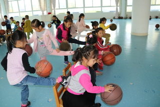 玩转篮球和椅子